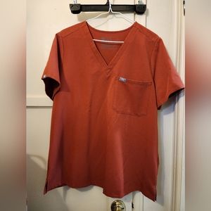 Figs women's one pocket top in Aurburn size Large